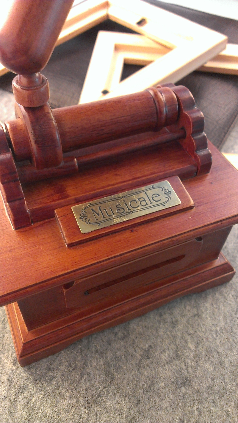 【图】金属陶瓷+微博键 HTC One S微博版评测