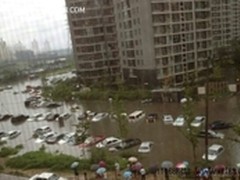 天降暴雨堵车时  畅e行导航及时知