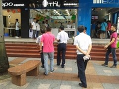  深圳特区报参观ThL手机华强北体验店