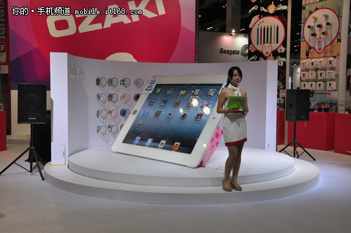 Macworld2012:比人高的iPad惊现会场