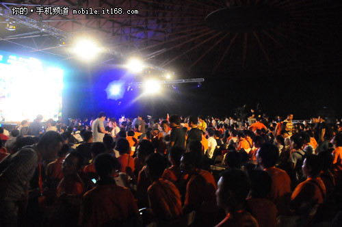 3000人见证其诞生 小米2手机发布会直播