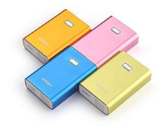 带边放边充功能 忆捷T66移动电源售129