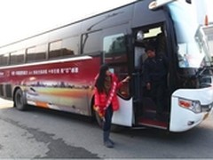 彝族姑娘好声音荡漾海尔洗衣机爱心大巴