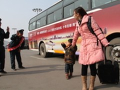 有爱回家就有动力 海尔洗衣机春运大巴