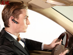 的士司机：开车打电话就用车载蓝牙耳机