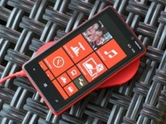 抢眼配色WP8手机 诺基亚820特价1800元