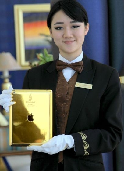 迪拜帆船酒店为客人免费提供24K金iPad