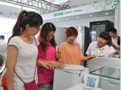 女记者现场当海尔讲解员推荐绿智能家电