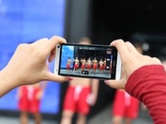三里屯半裸猛男聚集 HTC One现身疯狂拍