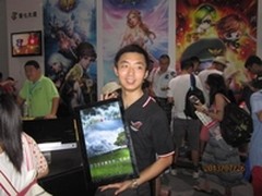 用时尚妆点美模 华硕18.4英寸一体机