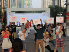 华为P6粉爱七夕 世贸天阶惊现快闪求爱