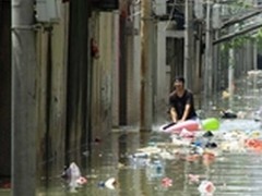 汕头洪涝过后 居民要注意改善水质安全
