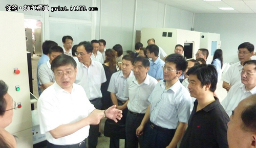 湖北省人大常委在华科考察3D打印技术