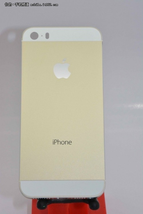 金色iPhone5S曝出 苹果加入色彩大战