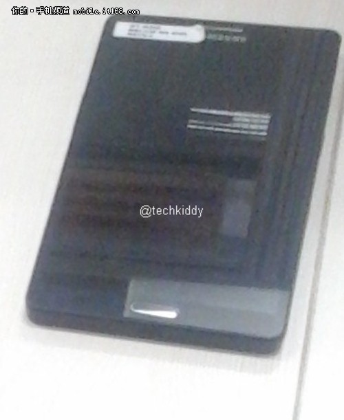 Galaxy Note 3再曝真机图 外形硬朗方正