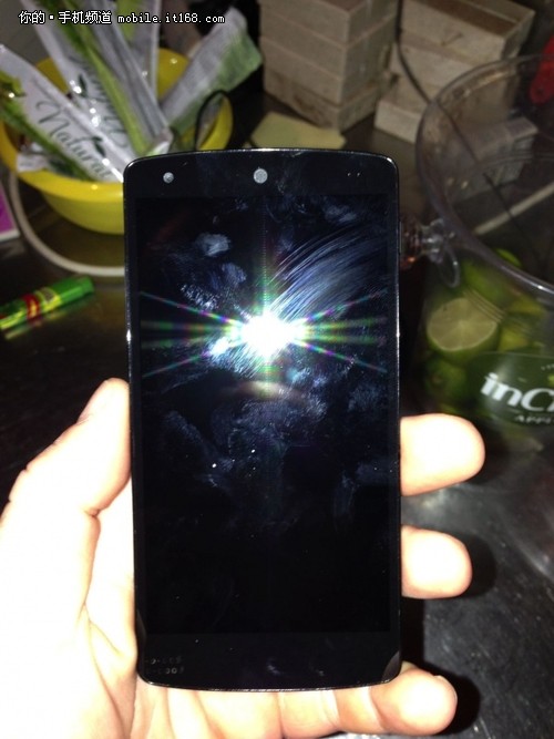 Nexus 5真机现身 最新Andriod4.4附体