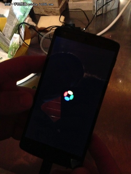 Nexus 5真机现身 最新Andriod4.4附体