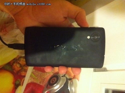 Nexus5俄羅斯真機再曝光 外觀已無懸念