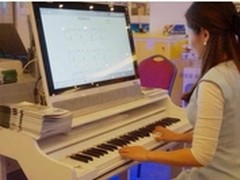 海尔钢琴一体机Q8S扣住孩子的心