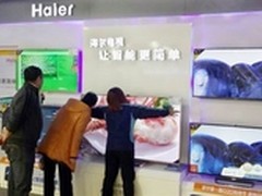 网友晒另类看电视姿势照片引发热门讨论