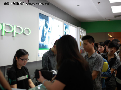 比电商平台早一天 OPPO N1线下全面开卖