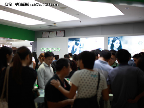 比电商平台早一天 OPPO N1线下全面开卖