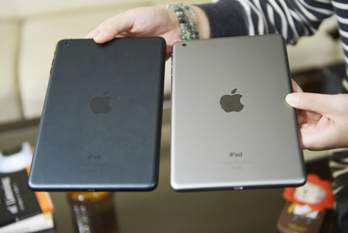 左侧是黑色版本的一代,右侧为ipad mini2新加入的颜色深空灰