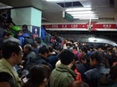 地铁拥挤挤坏电子书 肇事者竟然是书友