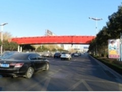 济南过街天桥惊现红盖头天翼4G揭开悬念