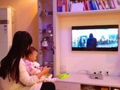 辣妈被电视雨“淋湿” 赞海尔电视新品