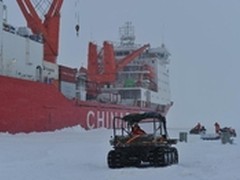 南极科考队抵达南极风雪中卸奥克斯空调