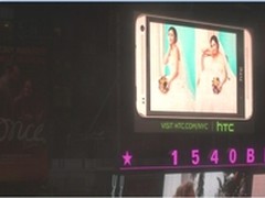 疑似杨幂婚纱照惊现HTC纽约时代广场