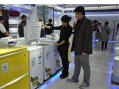 冰冻海鲜遭“嫌弃”市民自备冷柜保新鲜