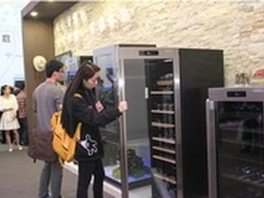 红酒投资十年超5倍 第一步从选酒柜开始