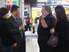 苹果联合沃兹尼亚克现身国美大中中塔店