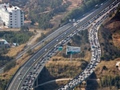 塞车无压力派客青春派移动电源相伴随