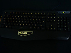 与审判者背光游戏键盘一起将宅进行到底