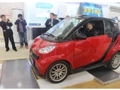 海尔太阳能被1.2吨汽车压顶安然无恙