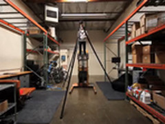 三脚架超级另类用途：制造欢乐出新招