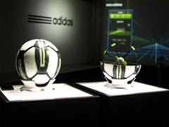 提升球技 阿迪达斯miCoach智能足球上市