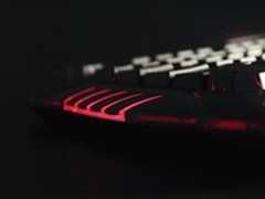 玩家黑暗中的指引 爆裂纹炫光游戏键盘