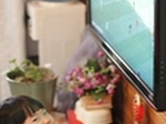三岁萌宝看球表情动人 被赞“最痴迷”