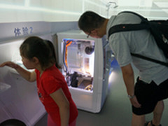 广东父女海尔馆迷上智慧水家电