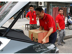 1号店7·11店庆日 于刚亲驾特斯拉送货