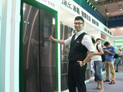 冰箱门自动变透明 电博会与冰箱玩互动