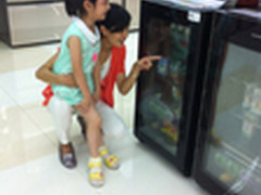 年轻父母需要给孩子买一台冰吧 