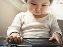 英国宝宝先会叫“平板”后会喊“爸妈”