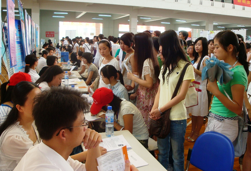 西安就业严峻,2015级频繁光临招聘会-IT168