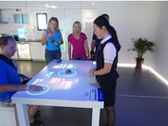 国外游客世园会迷上海尔“智慧之家”