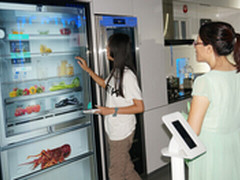 极客新玩法 世园会海尔馆内当解说 